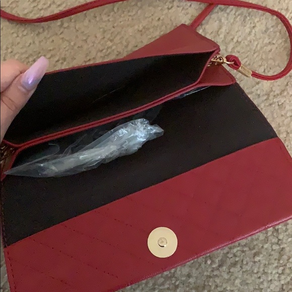 Cute red trendy purse crossbody!! CLN - Picture 4 of 5